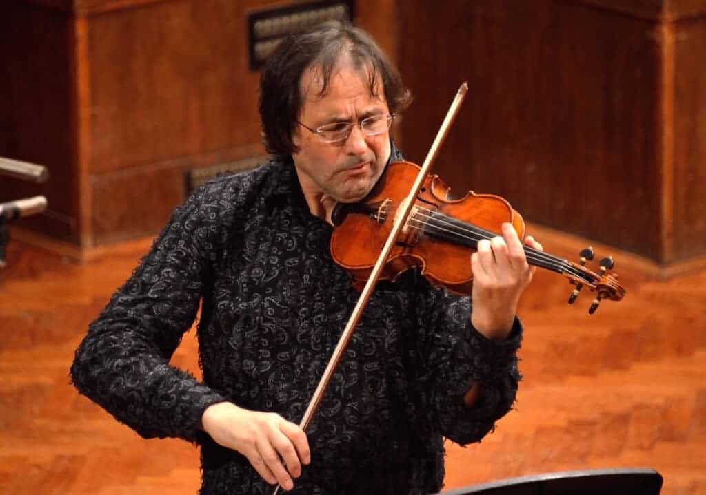 Le violoniste virtuose Volodja Balzalorsky au Kolarac Hall à Belgrade